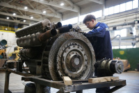 Газовики готовят Т-34 к победному маршу