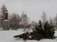 Памятник оставили, а ёлочки срубили